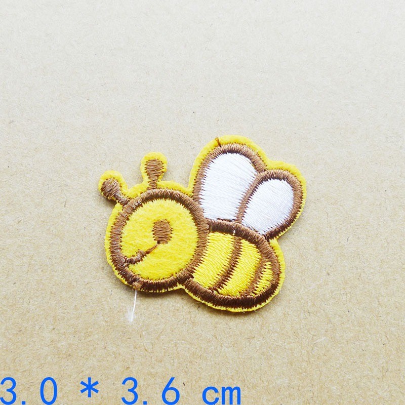 7 petits écussons abeille brodés main - type 2