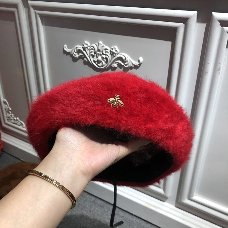 Chapeau en laine pour femme avec braoche abeille rouge