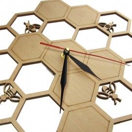 Détails horloge murale en bois coupée en forme d'abeille