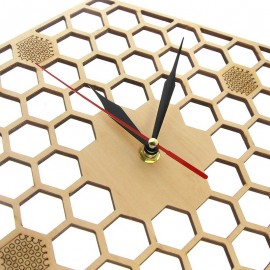vue proche de l'horloge murale hexagonale en bois nid d'abeille