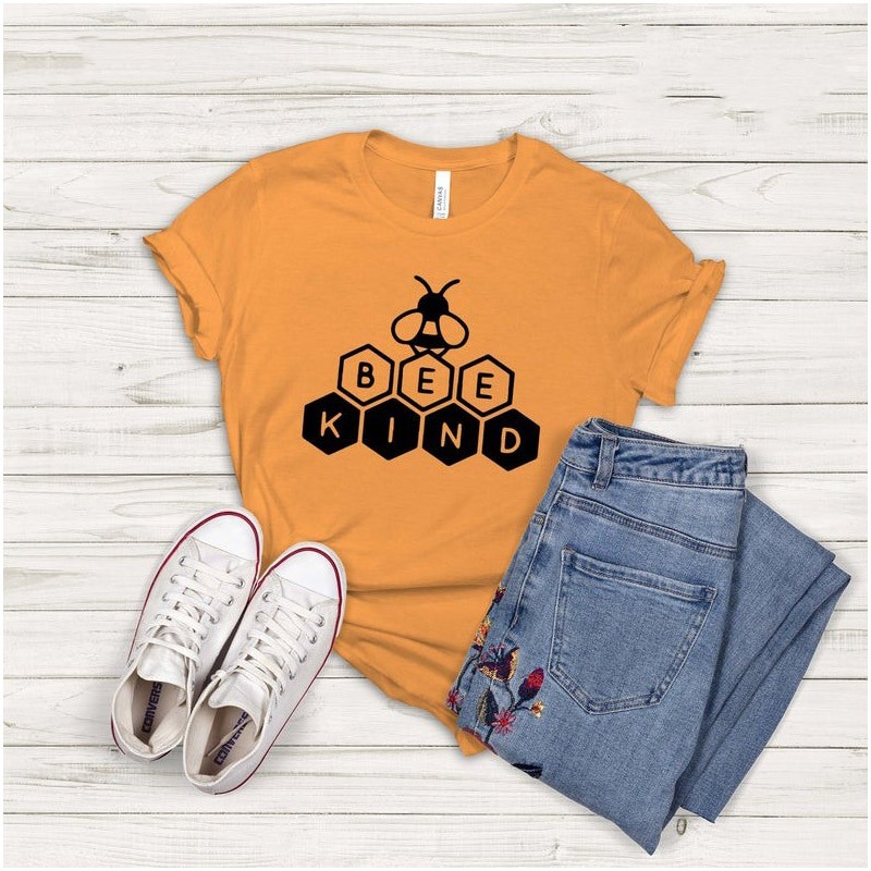 T-shirt Abeille en forme de nid d'abeille Design avec inscription Bee Kind - jaune
