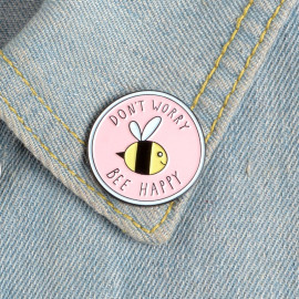 Pin's abeille tout rond Don't worry BEE Happy! sur veste jeans
