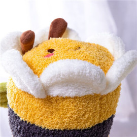 Peluche abeille jaune très douce avec un petit sourire adorable