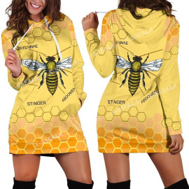 Une mini en hoodie tout en jaune abeille