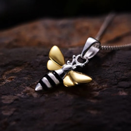 vue détails collier abeille Collier pendentif petite abeille trésor