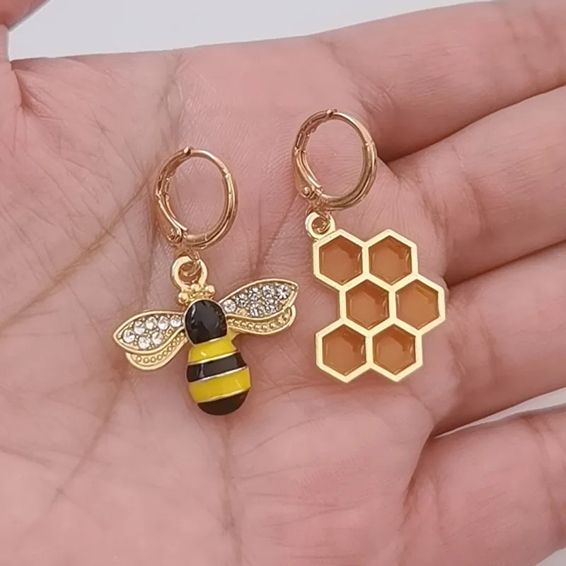 boucle d'oreille abeilles Dormeuses essaim et abeille noire et jaune à dépareiller - modèle 1