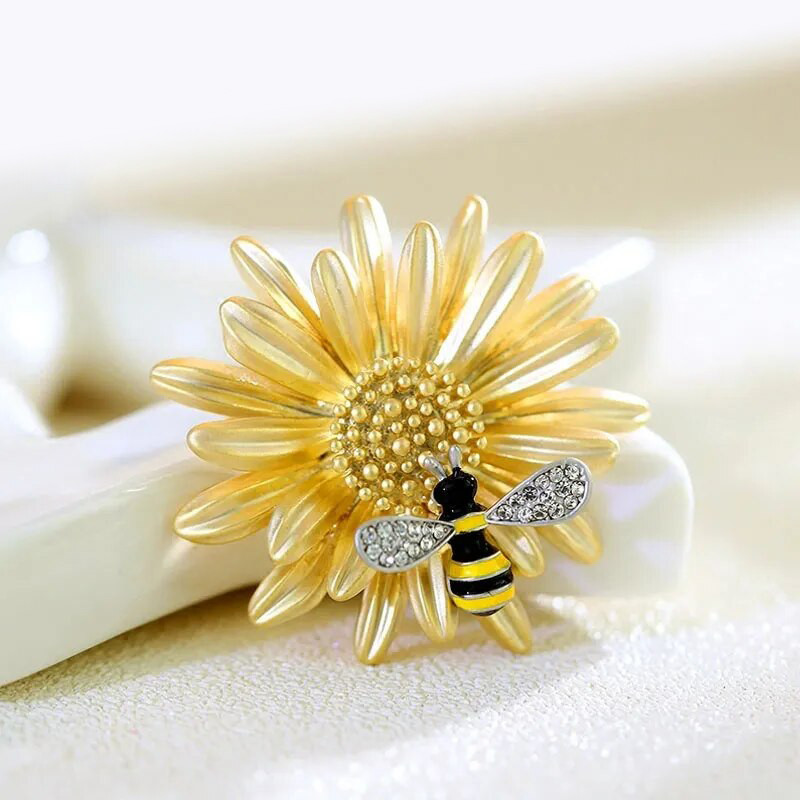 Broche délicate abeille butinant une marguerite modèle jaune