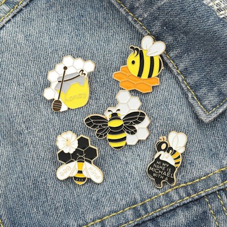 Broches Pin's en émail abeille miel sur veste en jeans